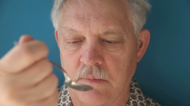Senior Man Svarar Sked Dålig Smak Hosta Sirap — Stockvideo