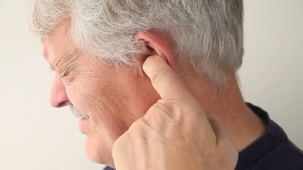 Homem Mais Velho Sofrendo Dor Profunda Seu Ouvido — Vídeo de Stock
