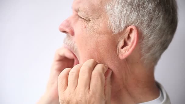 Hombre Mayor Que Experimenta Dolor Los Dientes Articulación Mandíbula — Vídeo de stock