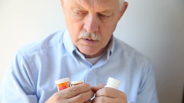 年配の男性はどの薬を飲んだか思い出せない — ストック動画