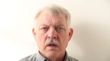 Yaşlı bir adam alzheimer hastası olabileceğini düşündüren bir şekilde bir soruya cevap verir..