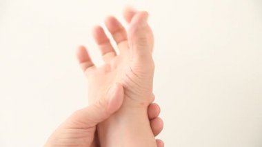 Bir adam elindeki uyuşmayı anlamaya çalışıyor.