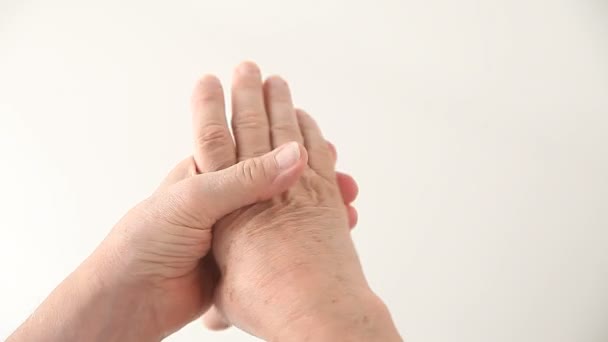 Een Man Met Pijn Rond Zijn Vinger Gewrichten — Stockvideo