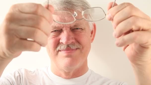 Ein Älterer Mann Geht Mit Seiner Schmutzigen Brille — Stockvideo