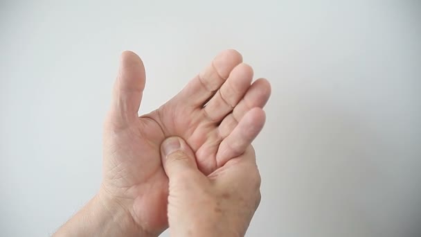 Homem Tenta Aliviar Dor Sua Mão — Vídeo de Stock