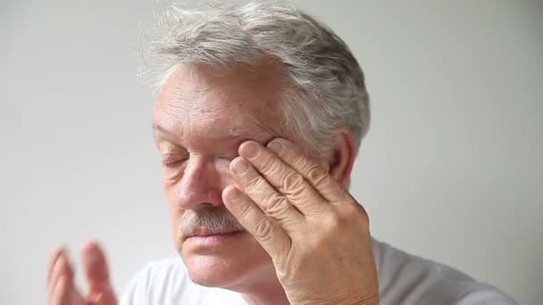 Fatigado Homem Mais Velho Esfrega Olhos — Vídeo de Stock
