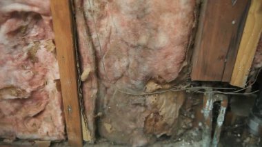 Yalıtım, boru ve kablolama göstermek için kaldırılan dış ahşap bir kısmı ile bir duvar