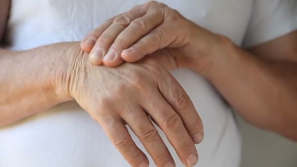 Een Man Probeert Pijn Zijn Hand Verlichten — Stockvideo