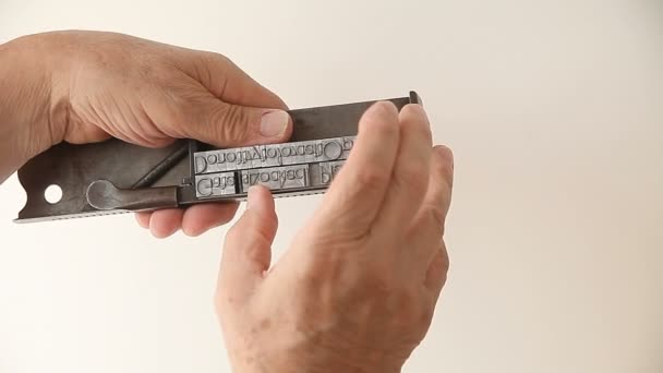 一个男人在他的组合棒工具中调整金属类型的块 — 图库视频影像