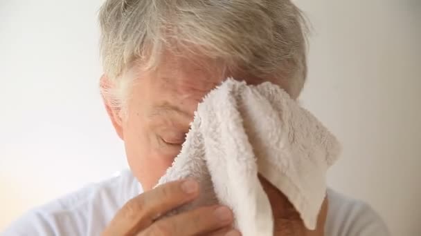 Een Senior Man Veegt Zeepresten Van Zijn Gezicht — Stockvideo