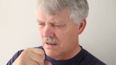 Yaşlı bir adamın inatçı kuru öksürüğü vardır.