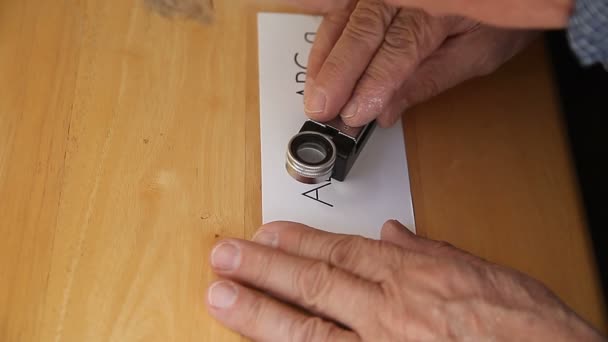 Een Printer Kijkt Zijn Werk Voor Gebreken — Stockvideo