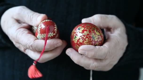 Hombre Examina Varias Decoraciones Navideñas — Vídeo de stock