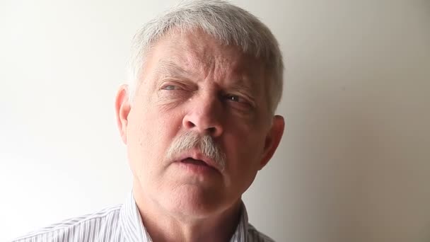 Senior Mand Nysen Closeup Naturligt Lys – Stock-video