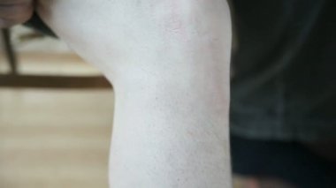 Dizinin arkasında kaşıntı olan kıdemli adam