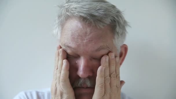 Homem Sênior Esfrega Área Torno Seus Olhos — Vídeo de Stock