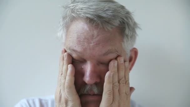 Hombre Mayor Frota Área Alrededor Sus Ojos — Vídeo de stock