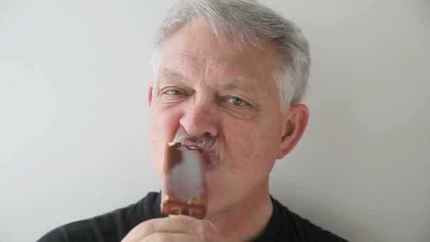 Dondurma Yiyen Adamın Görünümü — Stok video
