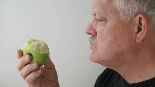 Oudere Man Die Een Frisse Appel Eet — Stockvideo