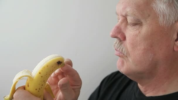 Taze Meyve Yiyen Yaşlı Adamın Profil Görünümü — Stok video