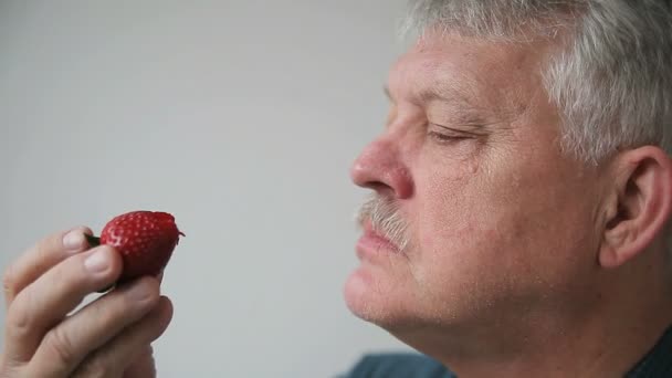 Yaşlı Bir Adam Sulu Bir Berry Profil Görünümü Sahiptir — Stok video