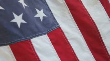 Bir sabah esintisi eski bir kumaş Amerikan bayrağı