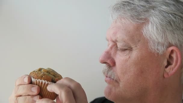 Homem Mais Velho Comendo Seu Pequeno Almoço Muffin — Vídeo de Stock