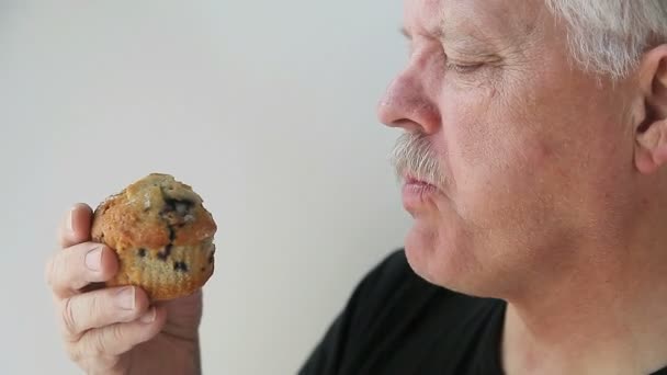 Senior Man Drinkt Zijn Ochtend Koffie Met Een Blueberry Muffin — Stockvideo