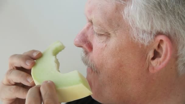 Hombre Mayor Comiendo Melón Fresco Melón — Vídeos de Stock