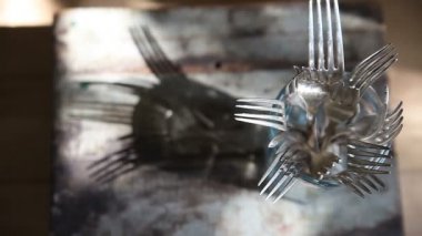 Çatal dolu bir bardak üzerinde ışık ve gölge oyunu