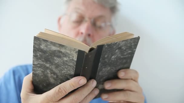 Yaşlı Bir Kitabın Sayfalarını Çeviren Kıdemli Adam — Stok video