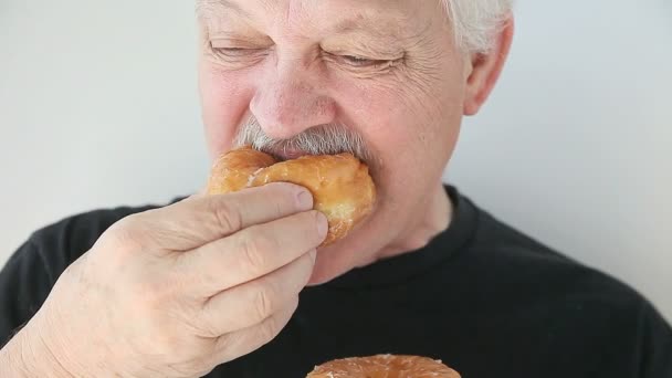 Äldre Man Biter Fräsch Bageri Munk — Stockvideo