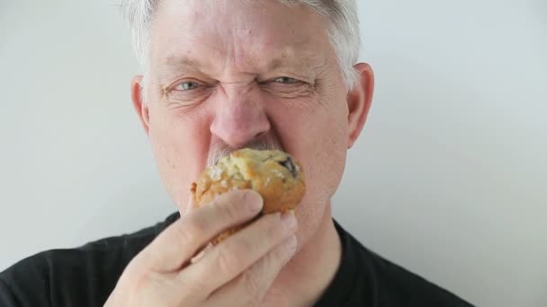 Front Bild Människan Äter Sin Morgon Muffin — Stockvideo