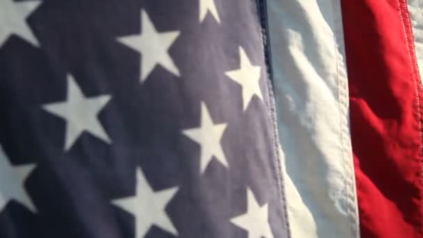 Egy Nagyon Régi Zászló Egy Napsütéses Reggelen — Stock videók