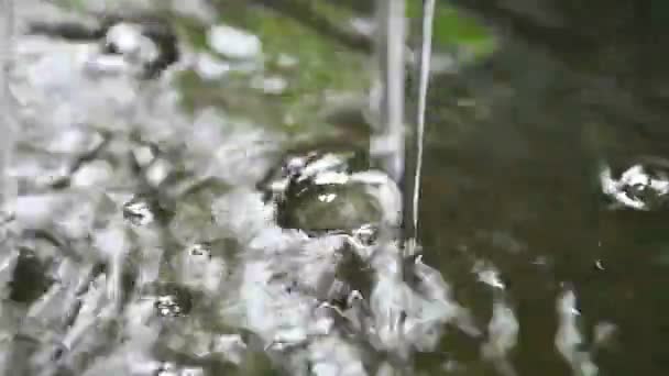 Acqua Che Scorre Con Bolle Increspature — Video Stock