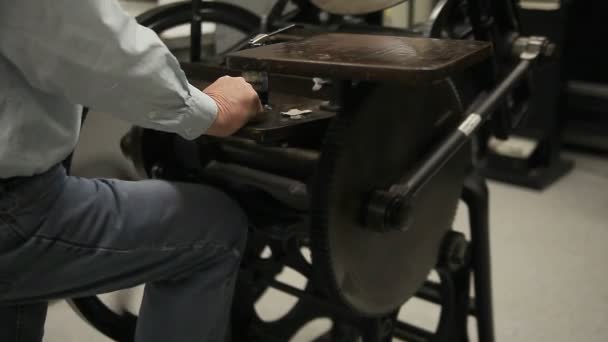 Man Operates Antique Letterpress Machine — Stock Video