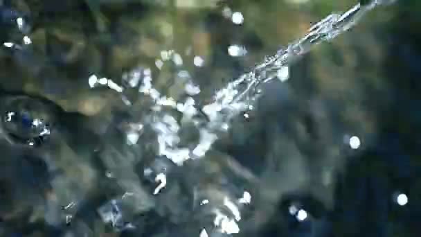 Close Van Water Stroomt Een Fontein Met Bokeh — Stockvideo