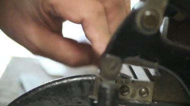 Letterpress yazıcı antika kesme makinesi nde metal ince parçaları kesme