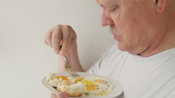 Homem Mais Velho Comendo Sua Refeição Matinal — Vídeo de Stock