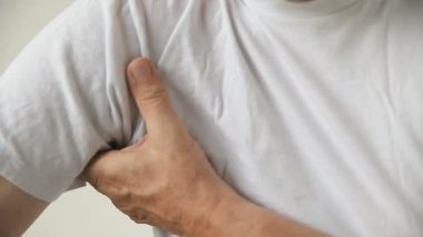 Bir adamın koltuk altında tahriş var..