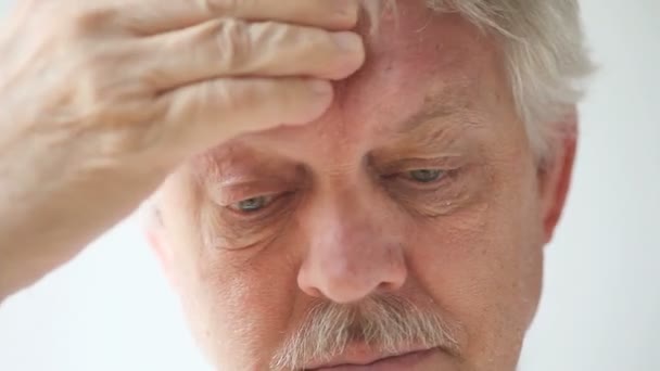 Närbild Bild Senior Man Med Huvud Smärta — Stockvideo