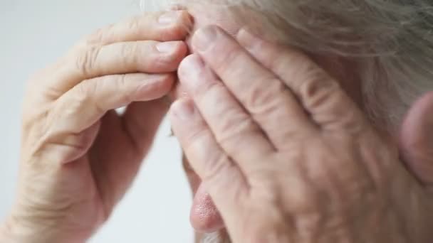 Nahaufnahme Eines Älteren Mannes Mit Kopfschmerzen — Stockvideo