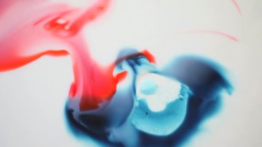 Kırmızı ve mavi mürekkepler arasında akan renkler