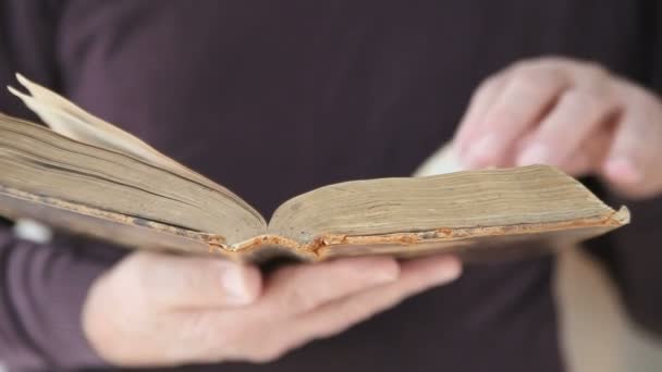 Bir Adam Eski Bir Kitap Aracılığıyla Görünüyor — Stok video