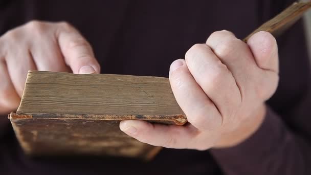 Homem Mais Velho Usa Dedo Para Guiar Sua Leitura — Vídeo de Stock