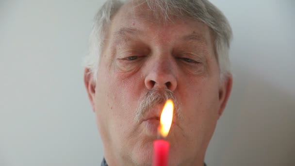 Senior Man Underlåter Att Släcka Ljus Flamma Grund Andfåddhet — Stockvideo