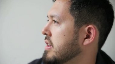 Sakallı bin yıllık adam konuşuyor ve gülümsüyor