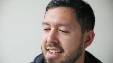 Adam konuşurken çeşitli ifadeler dener.