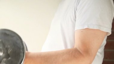 Yaşlı adam ağırlıkları ile reps yok