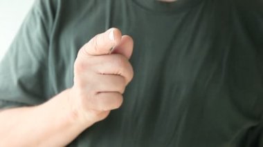 Yaşlı bir adam vücut dilini kullanarak onun noktası yapar.